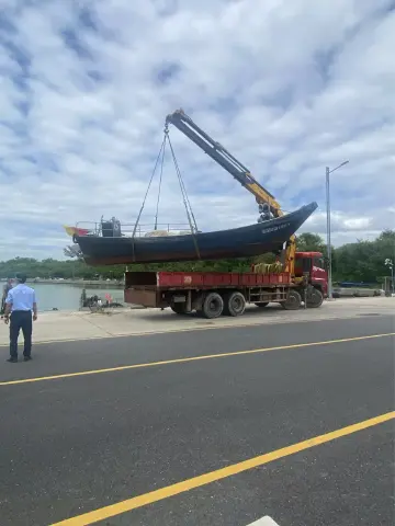 直击台风来临前的鲘门码头 渔民将渔船“迁移”到岸上