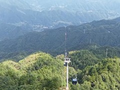全长7600米跨越1158.5米垂直高差 雪峰山索道首航