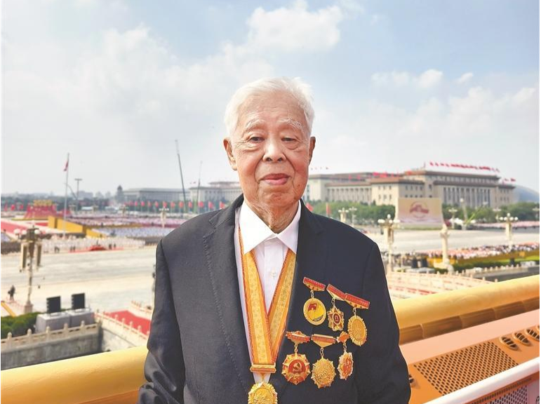 东江纵队抗战老兵罗竞辉登上天安门城楼观礼  “这是我一生中最开心幸福的时刻”