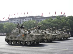 “神兵”天降 所向披靡——记空降突击方队