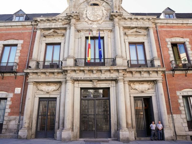 中美在西班牙就有关经贸问题举行会谈