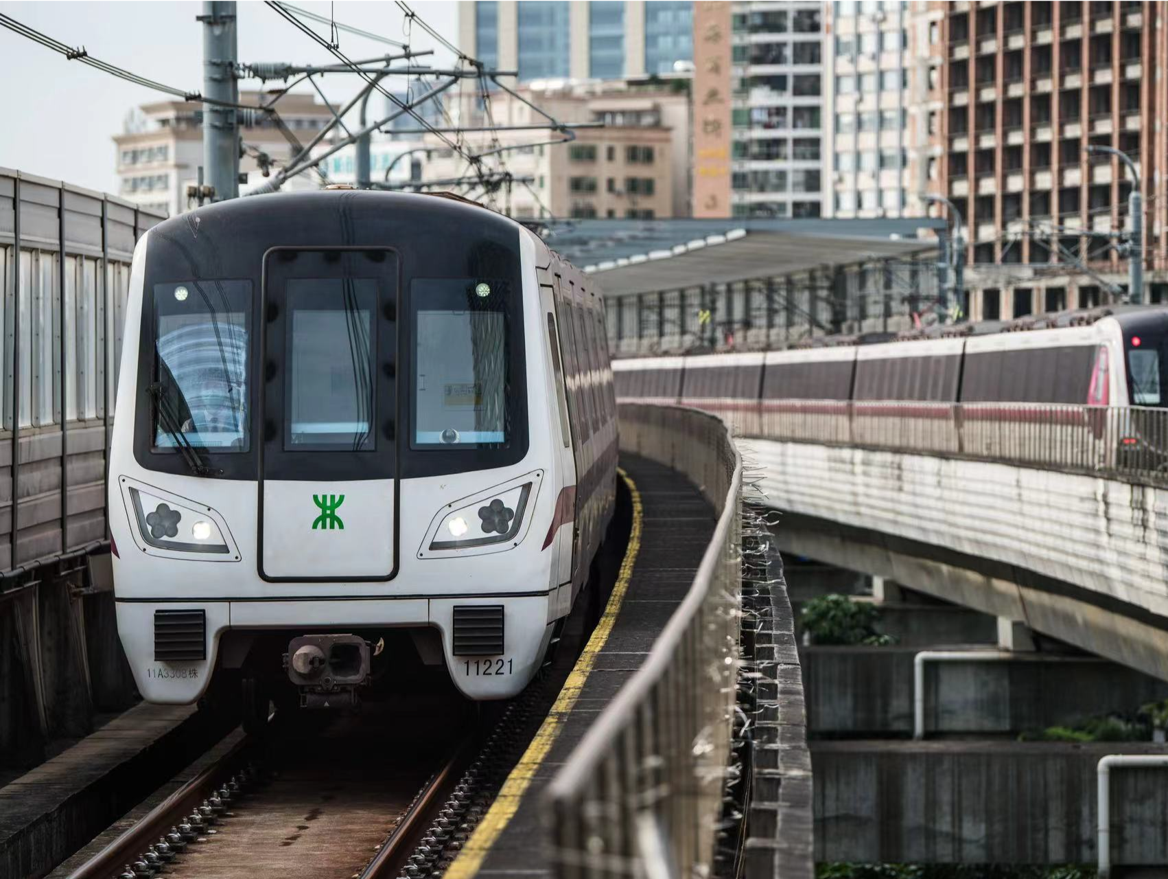 台风“桦加沙”来袭，除抢险救援交通外，全市公共交通有序停运！ 