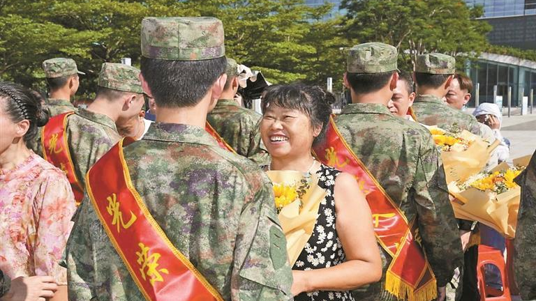 光明区举行2025年下半年新兵欢送仪式