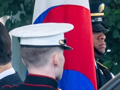 韩国政府将接回在美国遭扣押工人