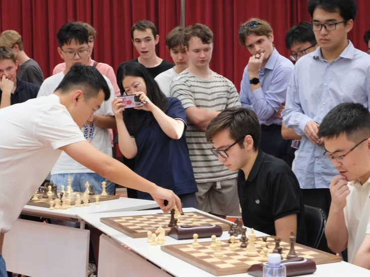 中国首位国际象棋男子世界冠军丁立人走进深北莫