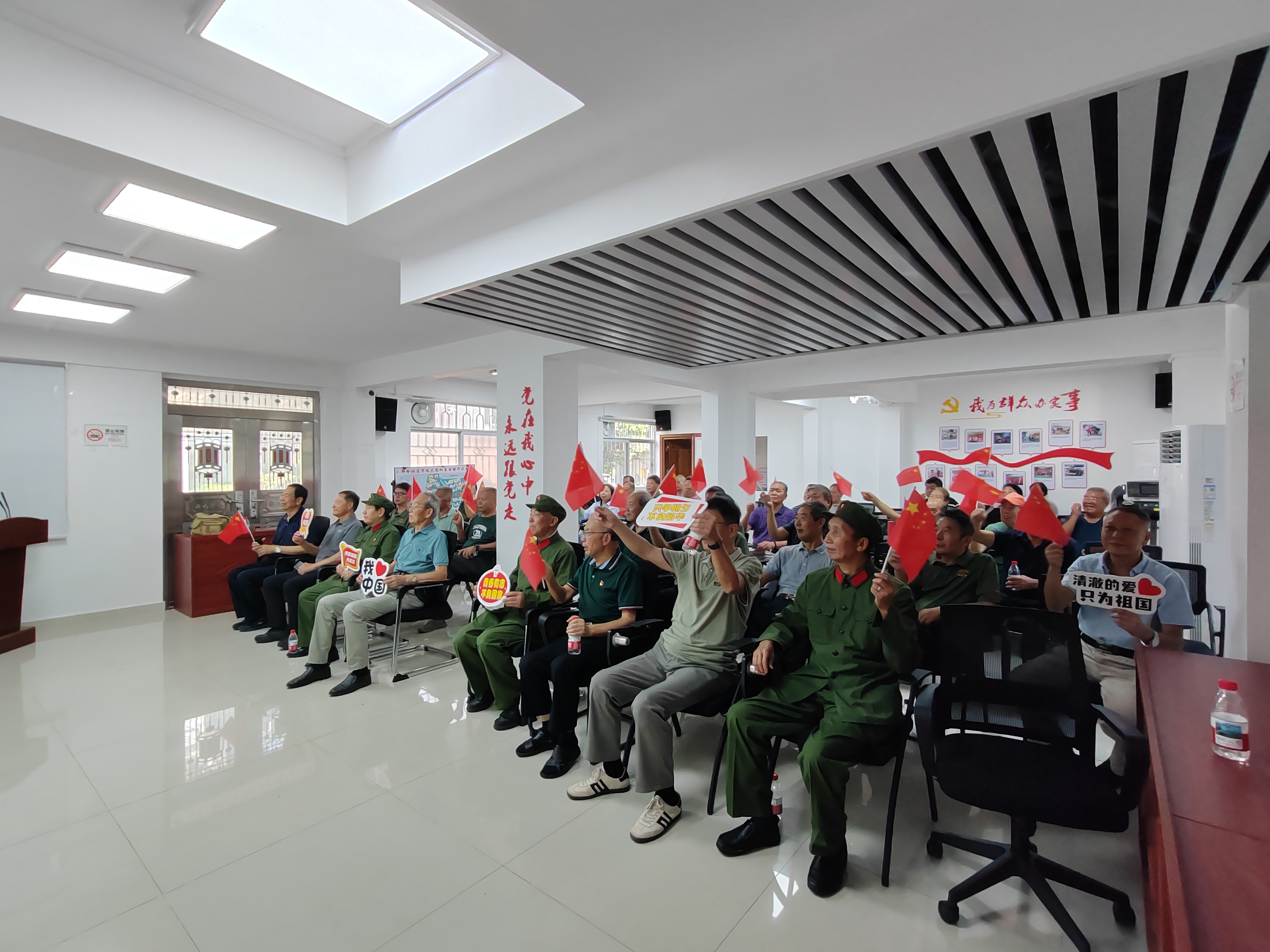 深圳各社区小区组织市民集中收看大会：营造浓厚家国氛围，为祖国繁荣富强感到自豪