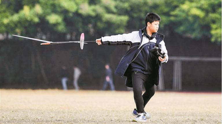 龙华学子黄高鹏获全国航模总决赛金牌