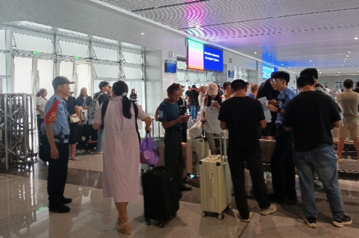 台风“塔巴”来袭，湛江铁警紧急疏导滞留旅客