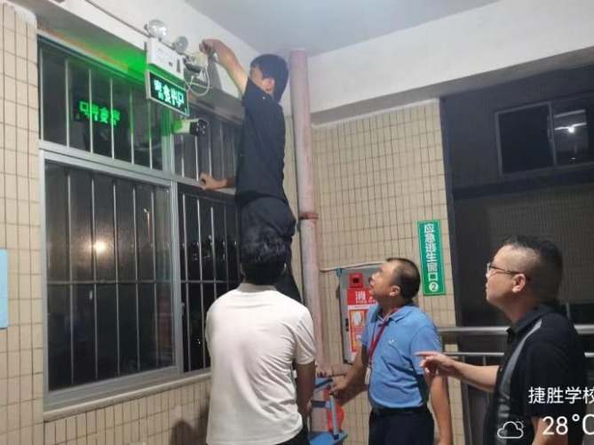 虎门突击夜查8所寄宿制学校消防安全