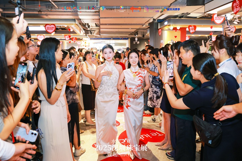 水贝老板娘天团走秀鲨疯了！水贝壹号柜台变T台