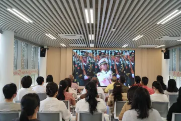 宝安区老干部观看九三阅兵 感怀历史共话担当