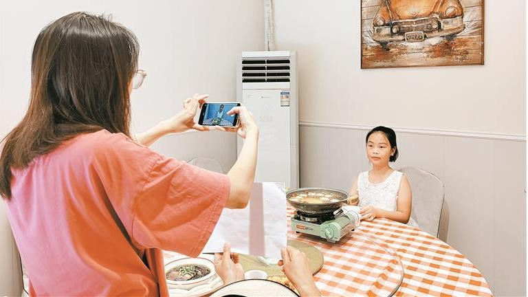 美食小主播带火亲邻商铺！上芬社区以美食为媒介深化“亲邻伙伴”机制