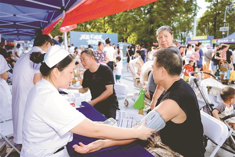 减盐！减油！减糖！广东省全民健康生活方式宣传月暨健康广东合理膳食行动——在龙华举行