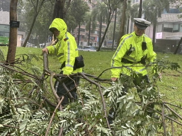 记者直击深圳交警路面清障保畅:“衣服湿了就烘干,烘干了就接着上”