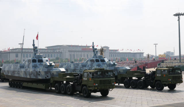 2025年9月3日，纪念中国人民抗日战争暨世界反法西斯战争胜利80周年大会在北京隆重举行。这是海上无人作战方队接受检阅。新华社记者 陈诚 摄