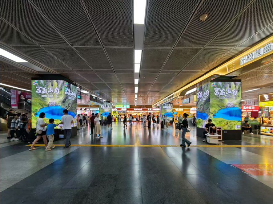 罗湖口岸假期出入境客流突破百万，外国旅客同比增长约四成