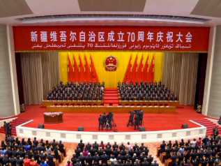 新疆维吾尔自治区成立70周年庆祝大会隆重举行 习近平出席大会