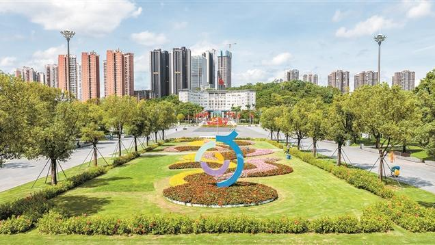 龙华区以“中国红”营造浓厚节日氛围