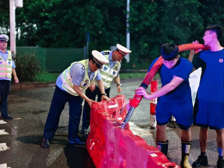 交警发布|“风”雨无阻，全力守护！东莞交警逆风前行迎战台风“桦加沙”