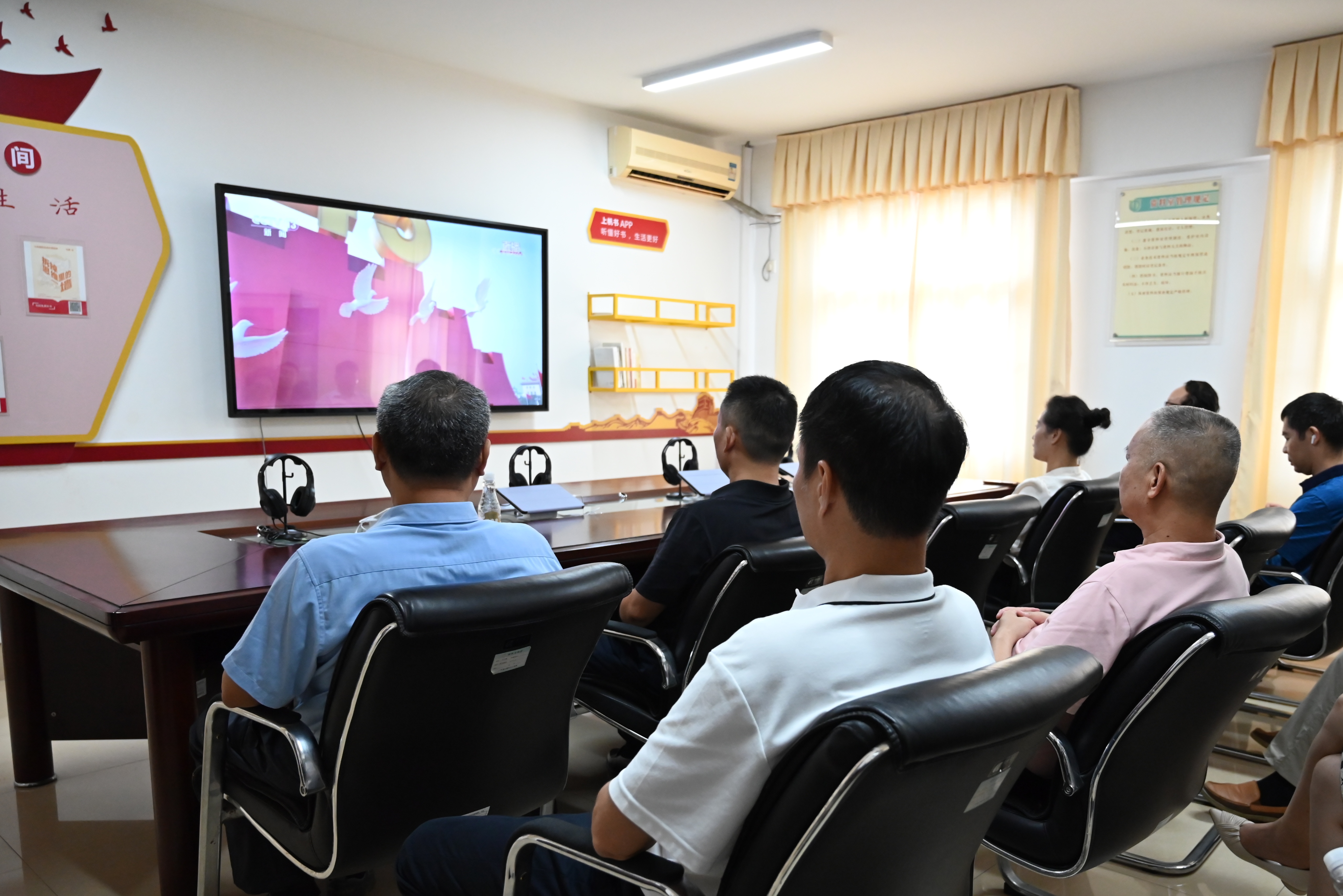 缅怀历史砥砺前行，深圳国防教育基地干部职工收看纪念大会