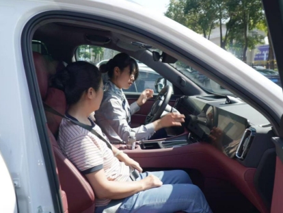 全区率先！园山银荷社区“虚拟社区”服务送试驾上门