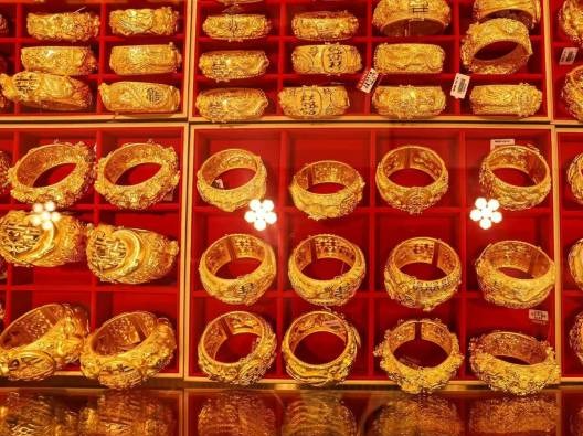 金价连刷新高，银行密集调整业务传递警示