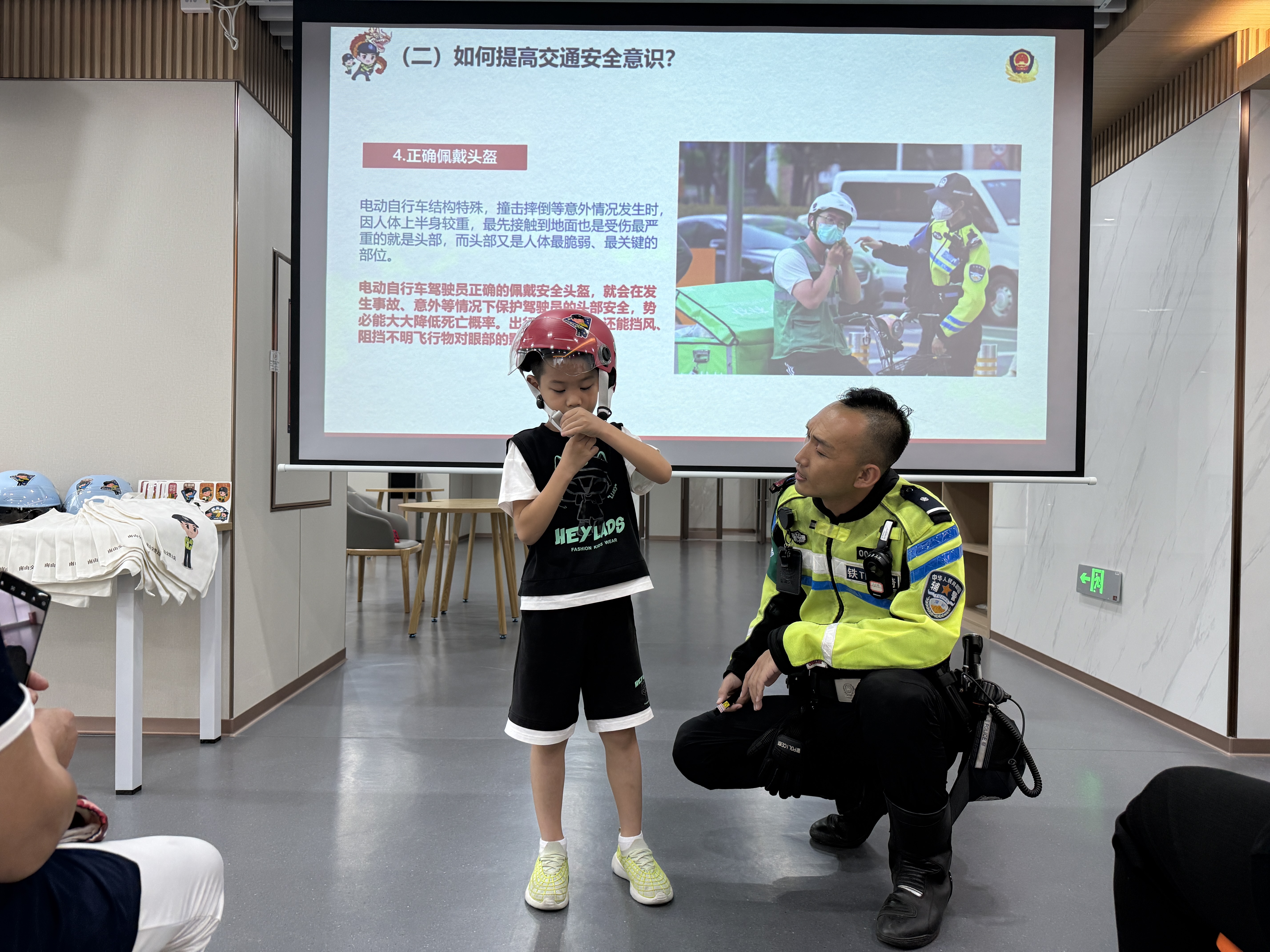 南山区曙光社区携手交警大队开展交通安全宣讲