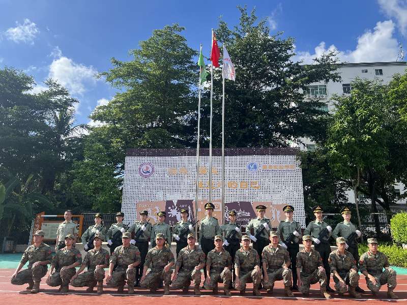 塘尾社区老兵、民兵和同学们集中观看阅兵仪式