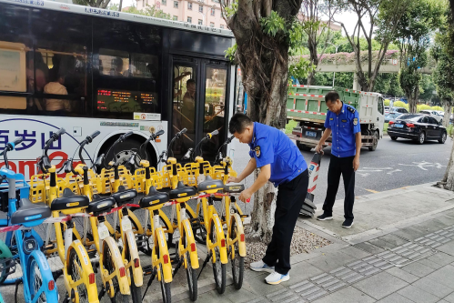 整理共享单车，筑牢“安全堤坝”，新安文汇社区严阵以待迎战“桦加沙”