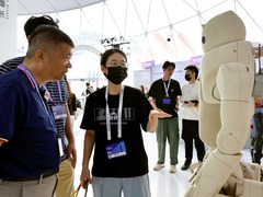 救援运输、田间地头、医疗养老……AI步入千行百业