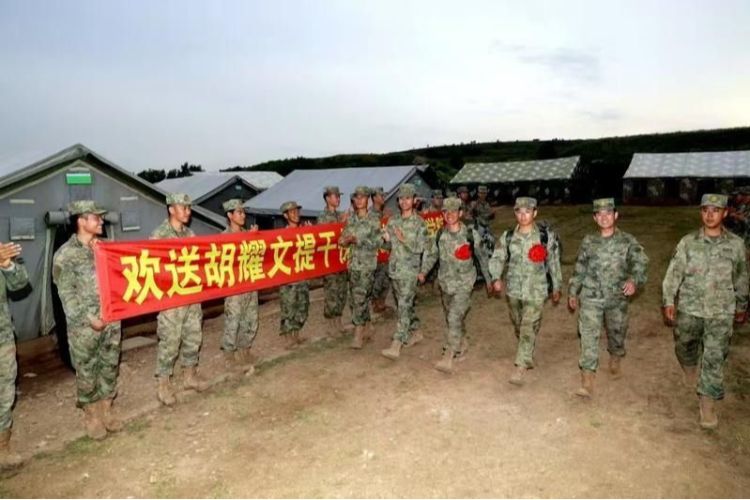军旅荣光！三角镇战士胡耀文入伍三年提干圆梦军事学院