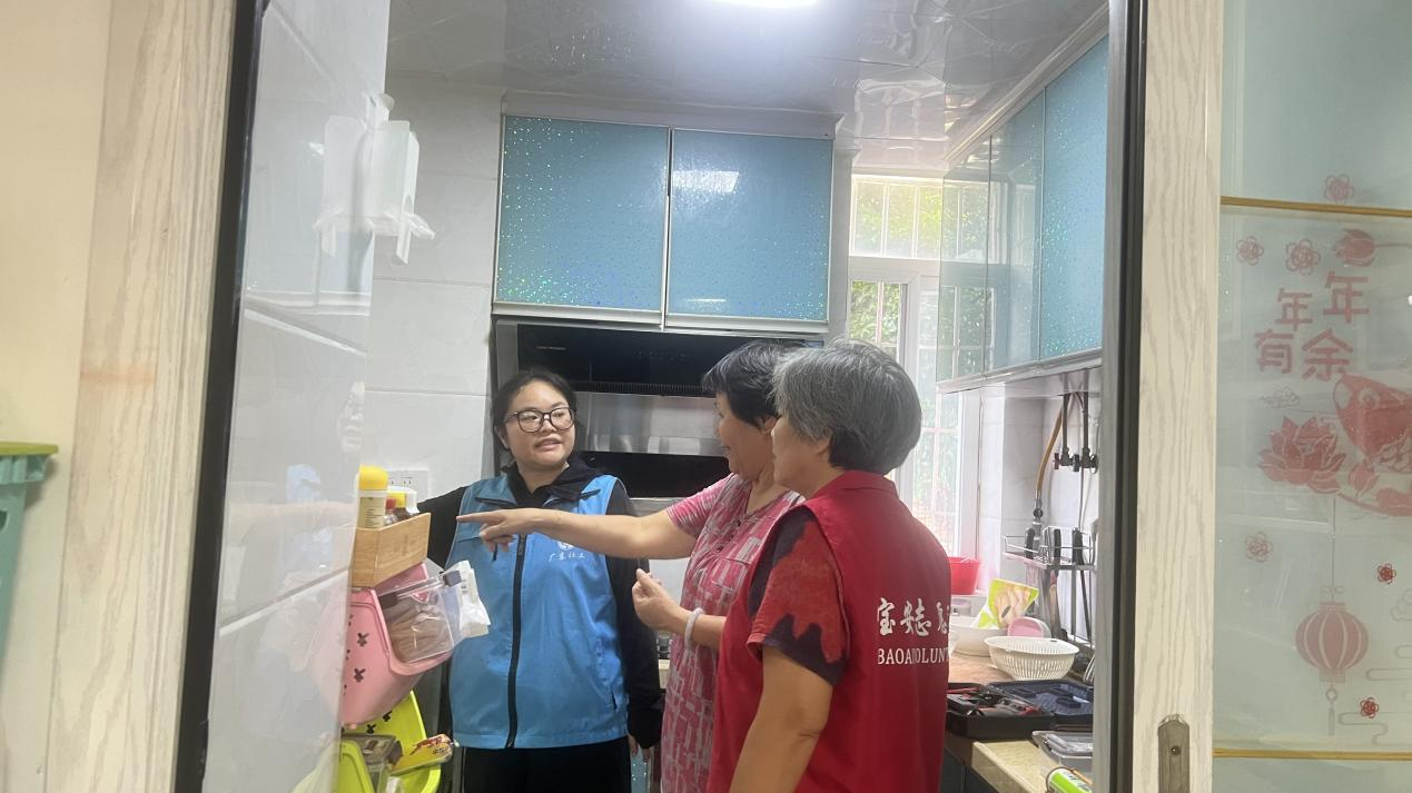 迎战台风 “桦加沙”，新安洪浪社区开展“敲门行动”守护特殊老人