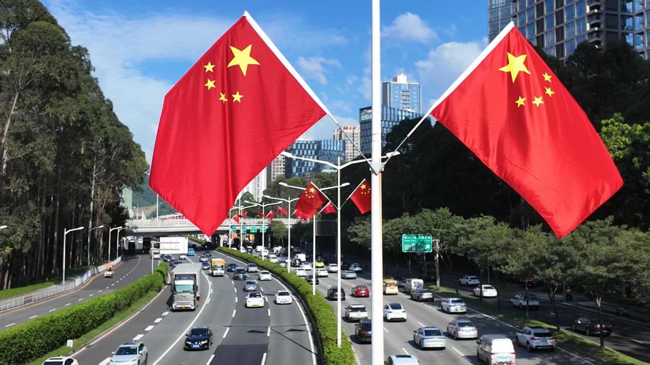 南山：12000面国旗迎风飘扬，满城“中国红”点燃爱国情怀
