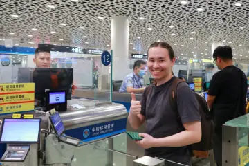 中国对俄试行免签 深圳机场口岸迎来首位俄罗斯旅客