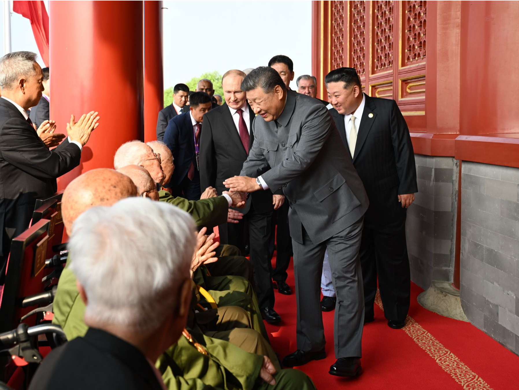 微镜头·习近平总书记同抗战老战士老同志亲切握手 | 这一握，情深意重 