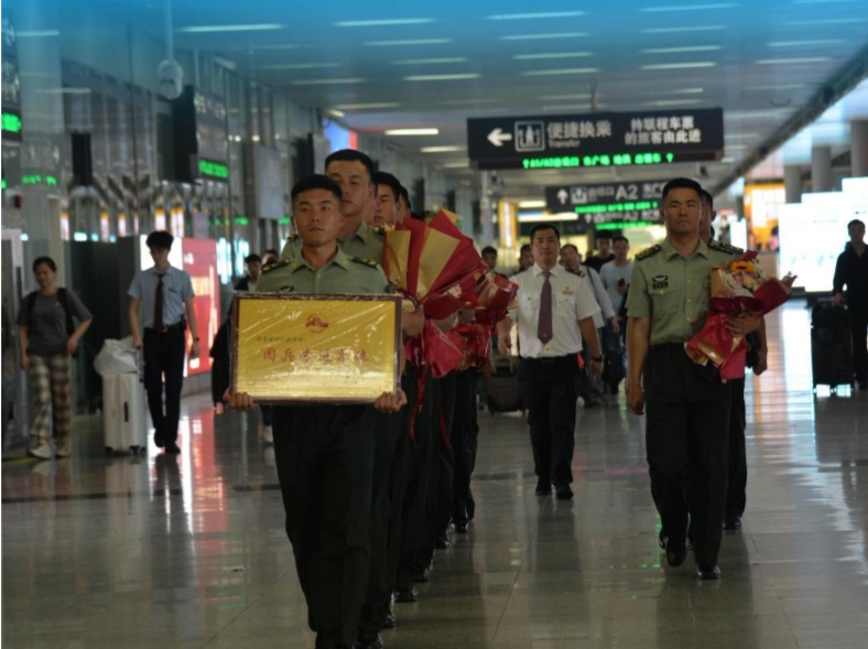 中国人民解放军驻香港部队九三阅兵受阅队员乘坐G79次列车抵深