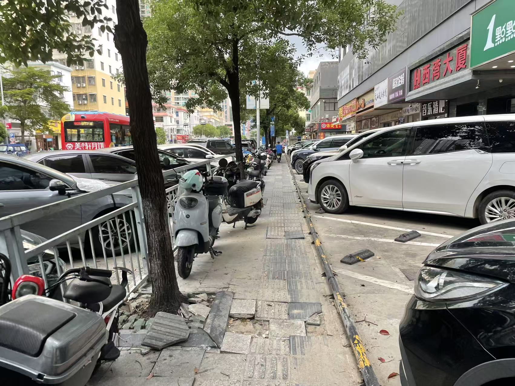 金海路此处人车争行!辖区街道:已有改造计划