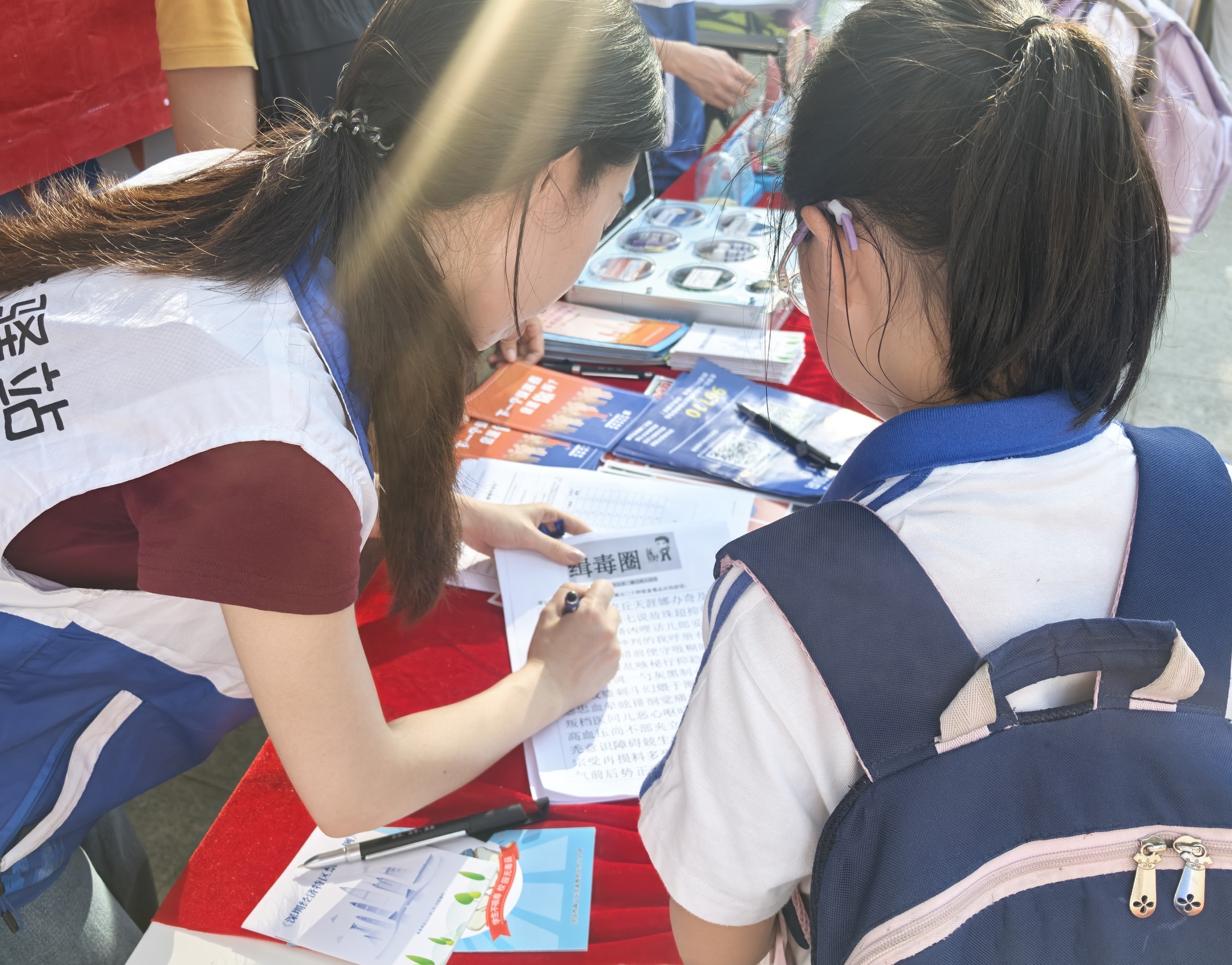 主打一个沉浸式体验！桃源街道开了一堂开学安全课！