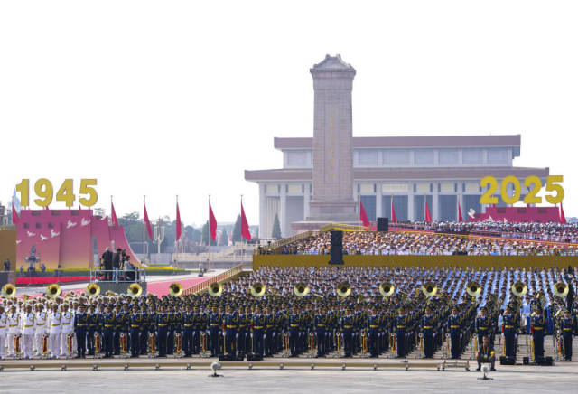 2025年9月3日，纪念中国人民抗日战争暨世界反法西斯战争胜利80周年大会在北京隆重举行。这是中国人民解放军联合军乐团和观礼的嘉宾。新华社记者 鞠焕宗 摄