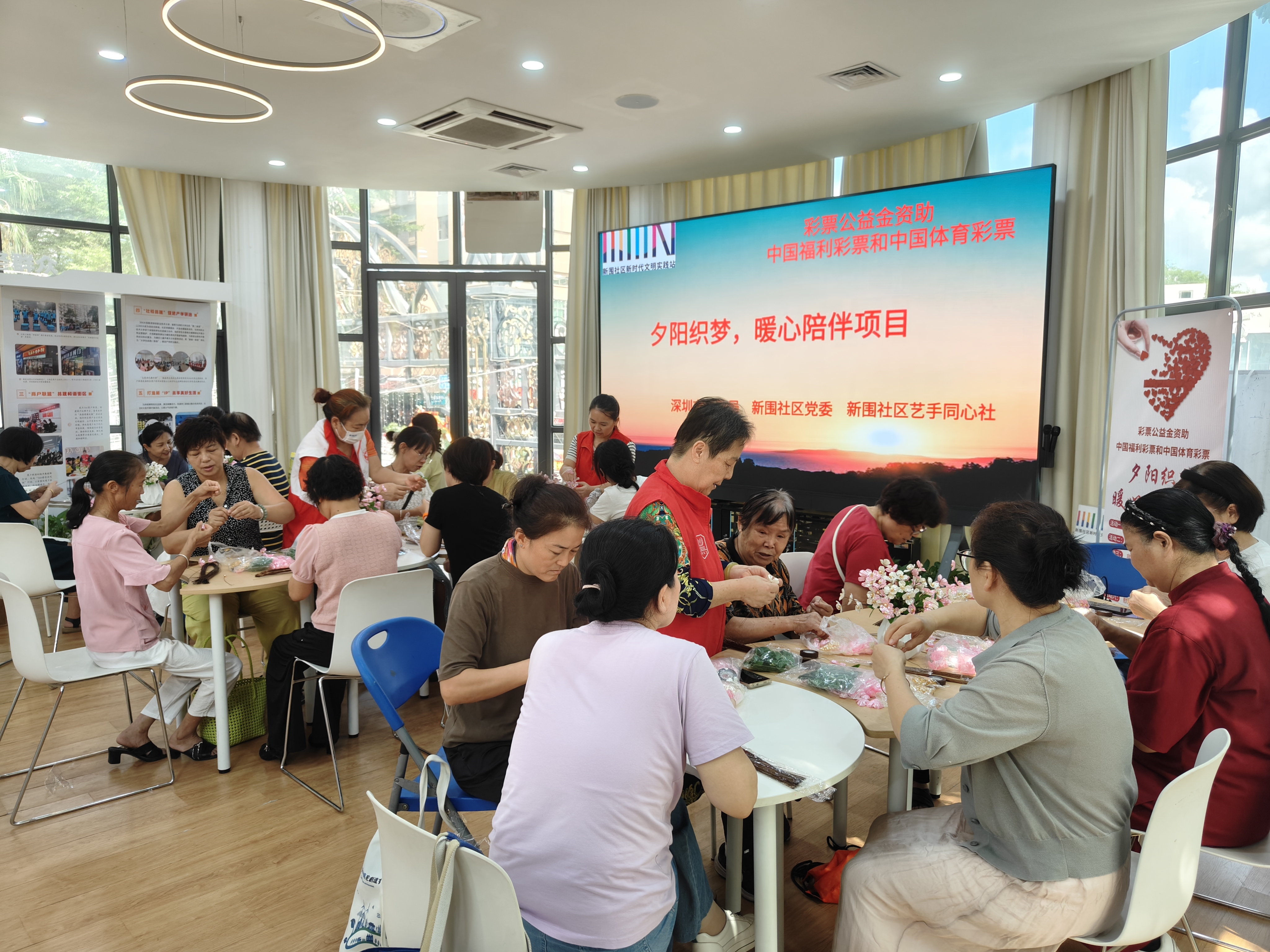 南山新围社区开展“指尖生花”长者串珠活动