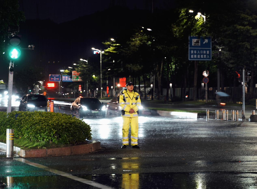 风雨骤起时守护即上线！深圳交警全力防御“桦加沙”