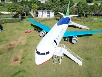 C919大飞机模型亮相四季滨海田园 可进行研学科普、模拟驾驶、应急逃生等特色课程体验