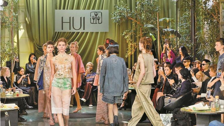 中国设计师品牌HUI在2026春夏米兰时装周发布《听银》系列服饰
