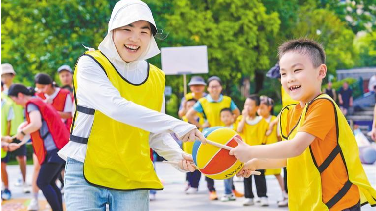 民治大岭社区：爸妈变身“游戏搭子”一起趣味闯关