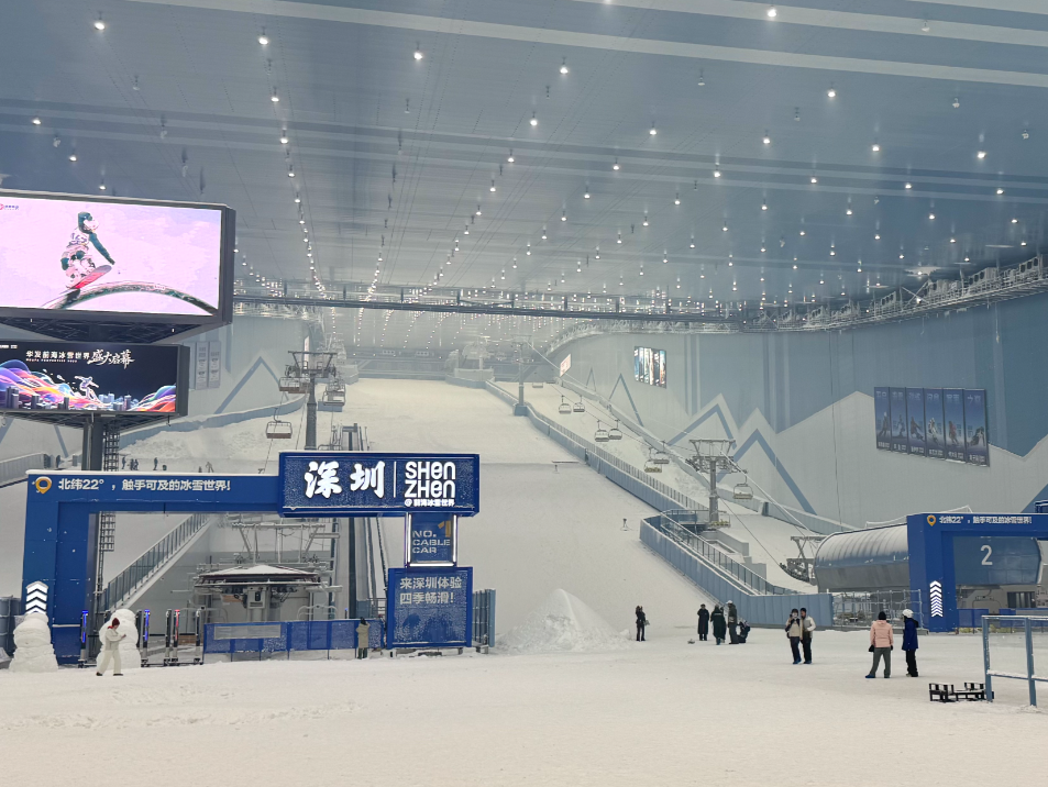 记者实探深圳前海冰雪世界！揭开“全球最大室内雪场”的神秘面纱