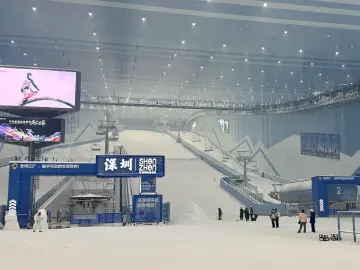 记者实探深圳前海冰雪世界！揭开“全球最大室内雪场”的神秘面纱