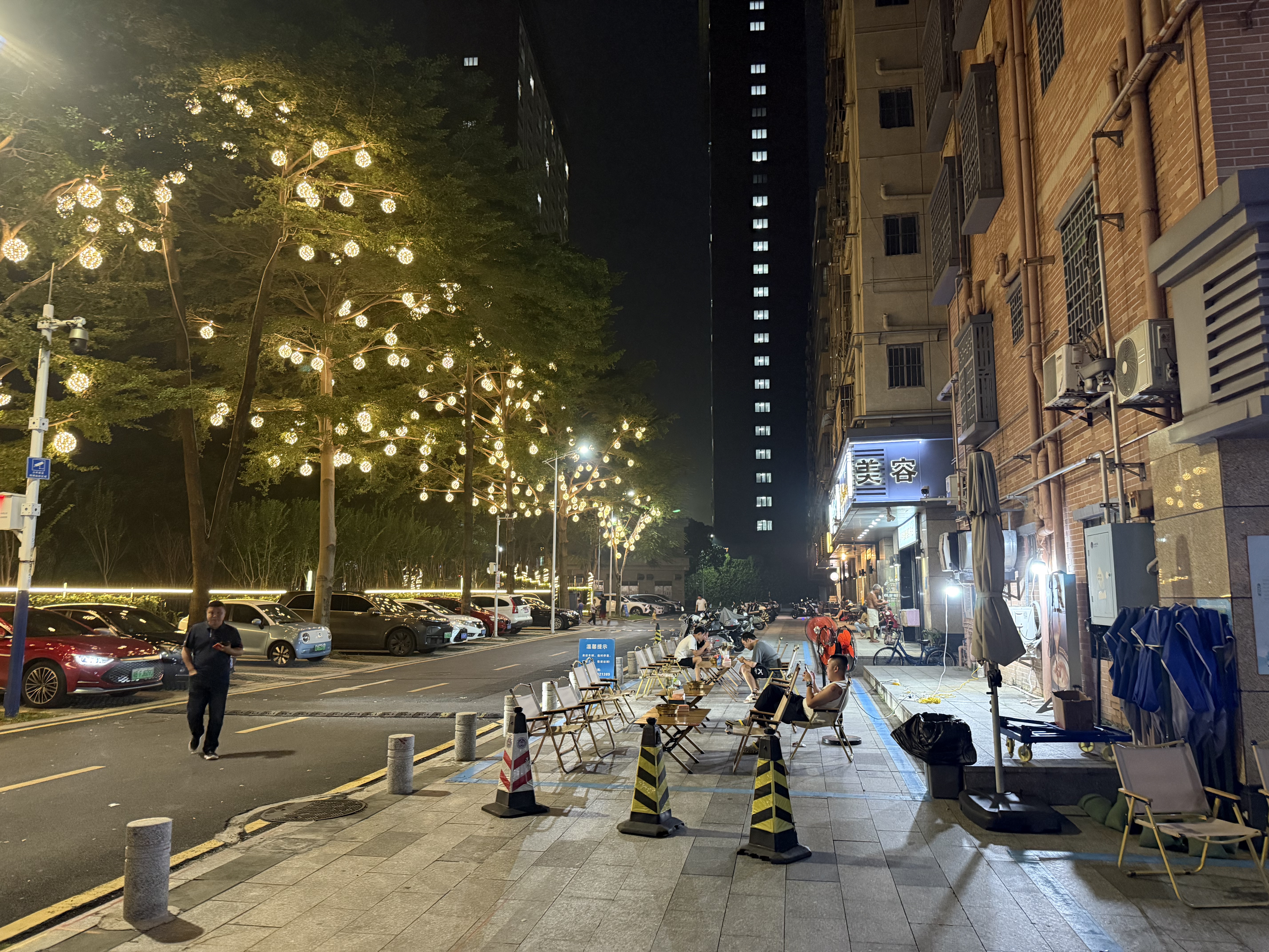 新湖街道新羌社区商圈焕新点亮夜经济