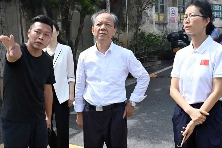 郭文海不打招呼深入社区一线督导检查基孔肯雅热疫情防控工作和爱国卫生运动开展情况