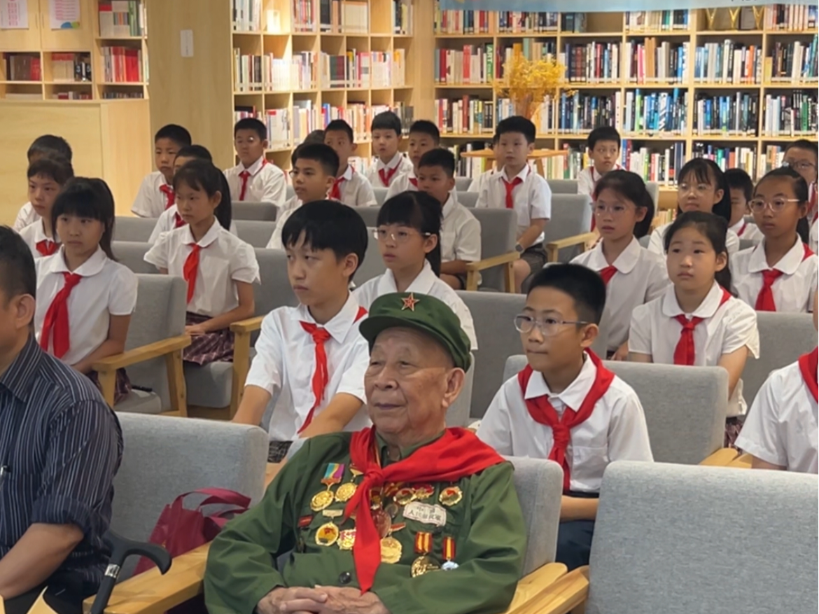 忆烽火 励童心：九旬抗战老兵与罗湖学子共观礼，开展“跨时代”的对话