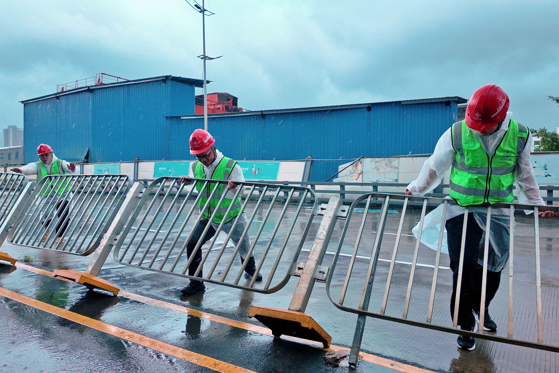 风雨无阻！中交二航局深惠城际大鹏支线五工区项目全力推进台风后恢复  
